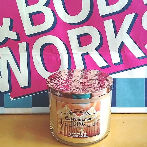 HTF🔥Bath & Body Works Buttercream Icing 3-Wick Candle🧁 - Picture 1 of 4